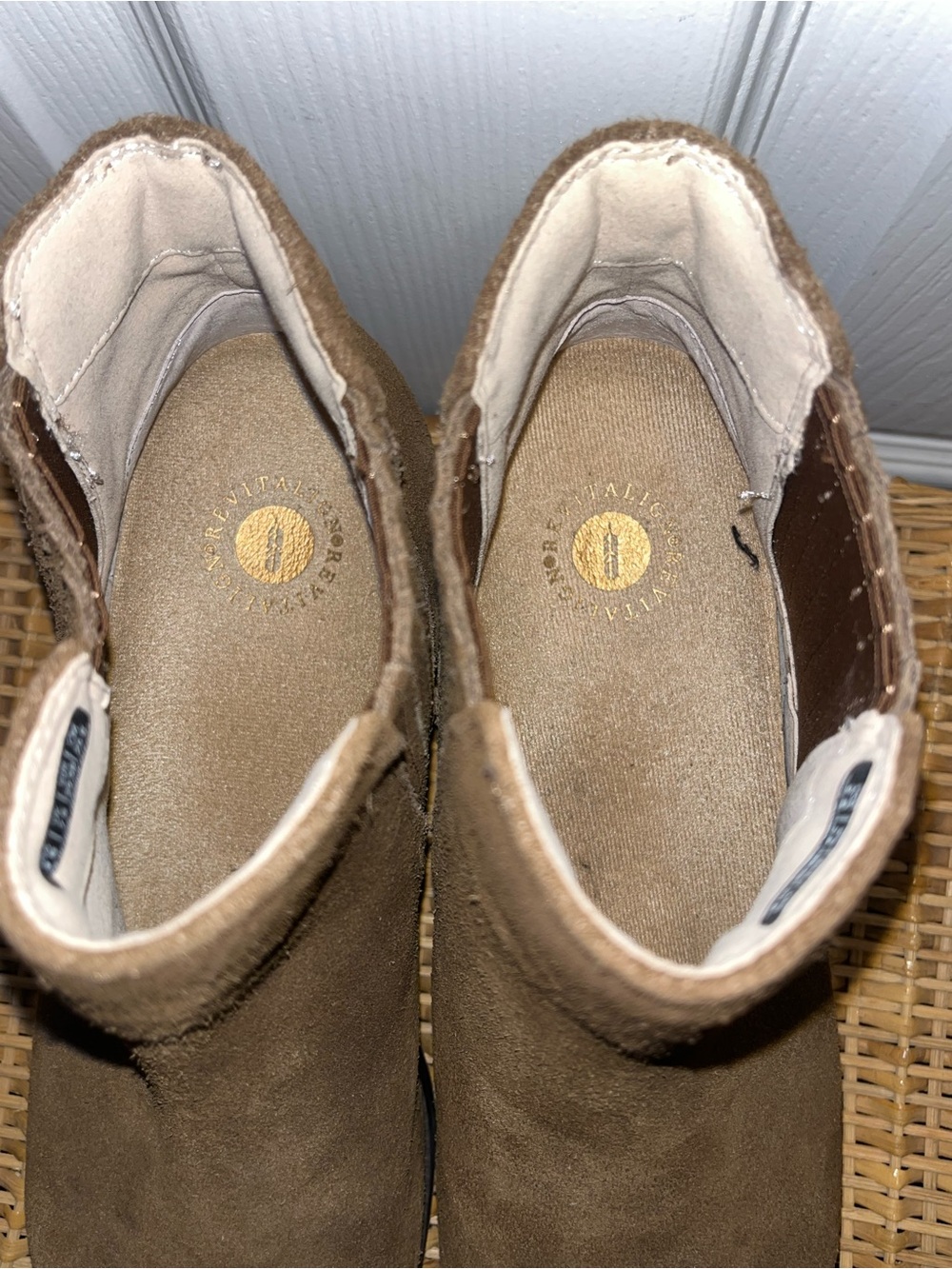 REVITALIGN Kodiak Bluff water-resistant suede Chelsea boots in Bison - Picture 5 of 12